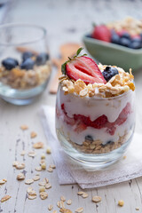 Parfait granola con frutos rojos