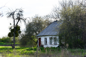 Obraz premium Ruins og old house in Ukraine, spring time in the village