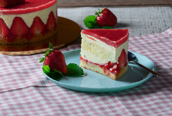 strawberry cake with mint
