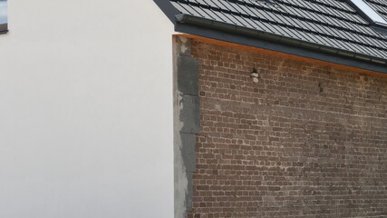 ocieplenie starego domu z cegły szarej