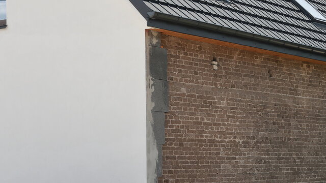 Fototapeta ocieplenie starego domu z cegły szarej