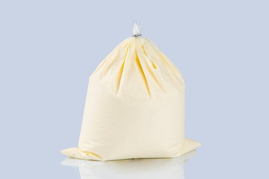 bolsa de natilla o crema en un fondo blanco de estudio