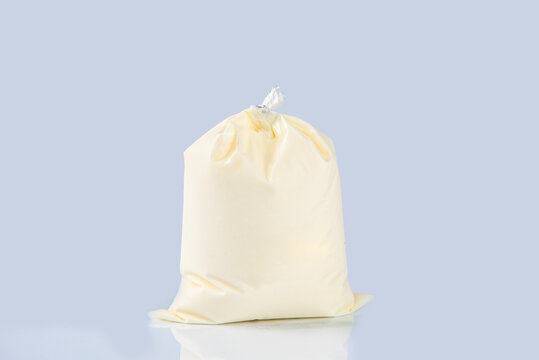 bolsa de natilla o crema en un fondo blanco de estudio