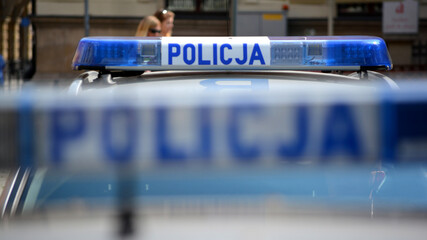 Znak policja na dachu radiowozu  polskiej policji. - obrazy, fototapety, plakaty