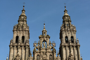Fototapeta na wymiar Vista parcial de la Catedral de Santiago con cielo azul en el año Xacobeo