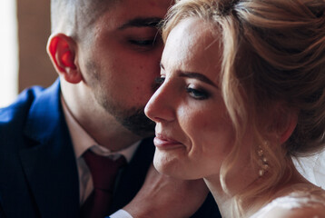 Naklejka premium newlyweds in a restaurant with wooden decor
