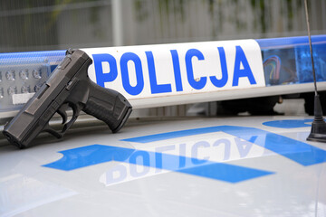 Znak policja na dachu radiowozu  polskiej policji. - obrazy, fototapety, plakaty