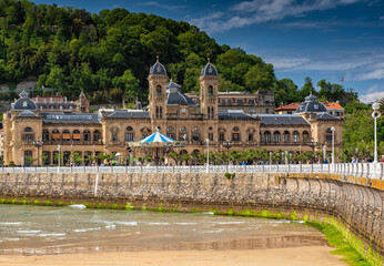 Naklejka premium Nice beach with the old town of San Sebastian, Spain