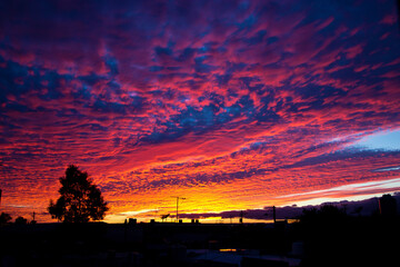 paisaje multicolor de atardecer con nubes rojas y azules