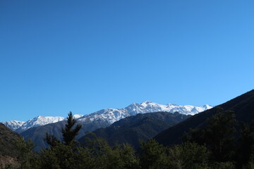 Fototapeta premium Paisaje con montañas, arboles y nieve