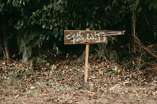 wedding sign 'c'est par la!'