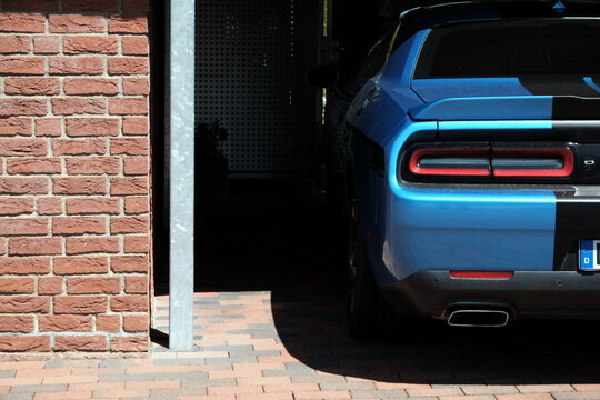 Blauer amerikanischer Dodge Challenger Sportwagen im Sommer bei Sonnenschein in einem Carport am 13.06.2021 in Alverdissen im Exertal bei Barntrup im Kreis Lippe in Ostwestfalen-Lippe
