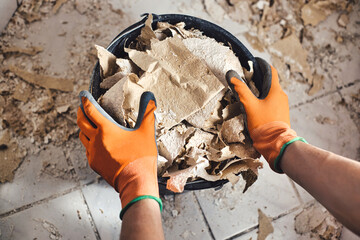 Obraz premium Sanierung im Haus - Erstmal müssen die alten Tapeten runter