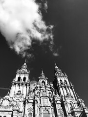 fachada de catedral gotica con nubes en blanco y negro