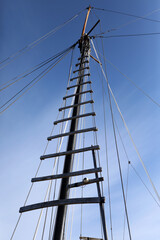 Obraz premium Looking up at the mast of a boat