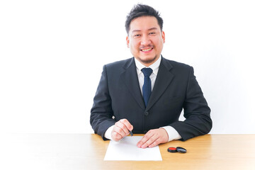 契約するビジネスパーソン