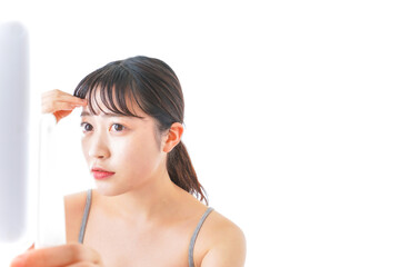 スキンケアをする若い女性