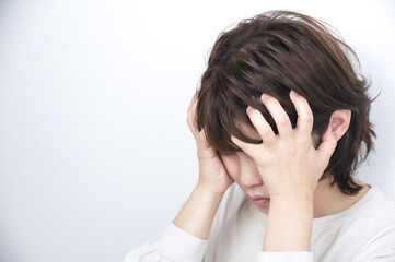 頭を抱える女性