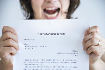 浮気の証拠を見せる女性