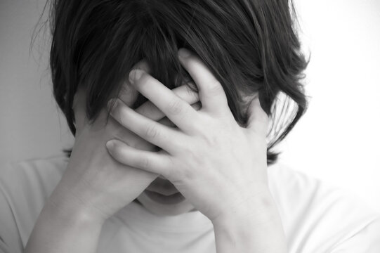 頭を抱える女性