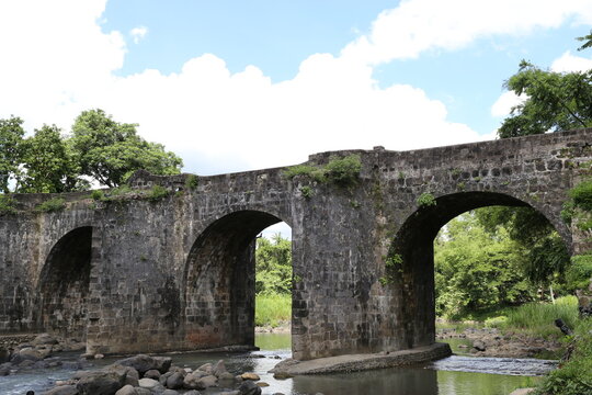 Tayabas Malagonlong Bogenbr&uuml;cke ist eine der &auml;ltesten Br&uuml;cken, sie ist 136 Meter lang. Die Br&uuml;cke wurde zwischen 1840 und 1850  gebaut, sie &uuml;berquert den Dumaca Fluss, Quezon, Philippinen