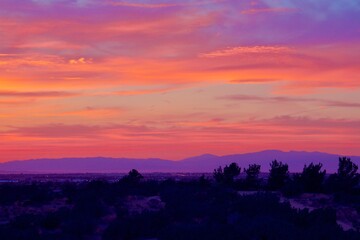 Fototapeta premium Beautiful Sunset In The Southern California Desert City Palmdale