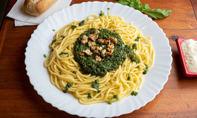 espagueti al pesto con queso y nueces