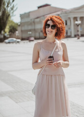 Naklejka premium woman in a city drinks coffee