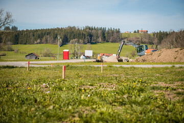 Baustart, Markierung auf unbebautem Grundstück
