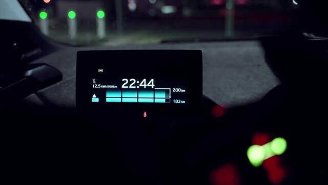 Display im Elektroauto zeigt an der Ladeanzeige den aktuellen Ladezustand der Akkus an. Stromtankstelle / Ladestation