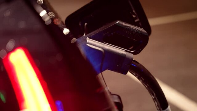 Das Elektroauto l&auml;dt an der Ladestation die Akkus f&uuml;r den Elektromotor auf. 4K 10 Bit 4:2:2	