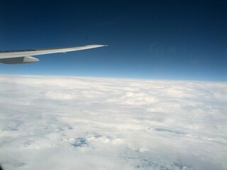 Fototapeta na wymiar 飛行機の窓越しに見る雲海