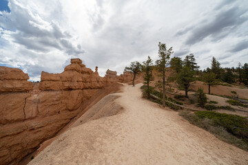The Queens Garden hiking trail in Bryce Canyon National Park, during an overcast day