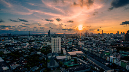 Obraz premium The high angle background of the city view with the secret light of the evening, blurring of night lights, showing the distribution of condominiums, dense homes in the capital community