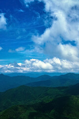 Obraz premium 雲の影を落とす夏山