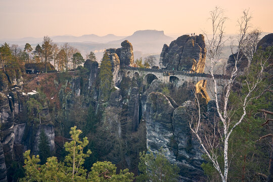 Bastei mit Basteibr&uuml;cke in der S&auml;chsischen Schweiz bei Sonnenuntergang - Blick vom Ferdinandstein