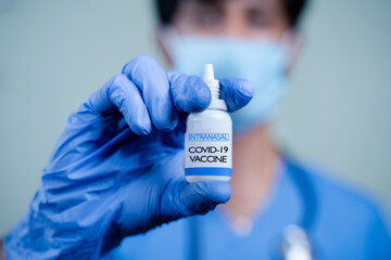 Close up Hands of Doctor or nurse holding Intranasal vaccine spary bottle for coronavirus or covid-19 pandemic - obrazy, fototapety, plakaty