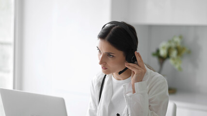 Doctor woman web consultation online medicine