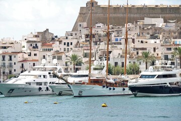 Boote im Hafen von Ibiza Stadt