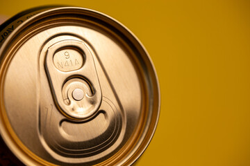 Obraz premium key on a metal beer can on a yellow background