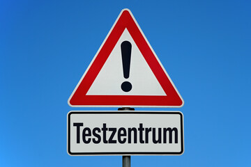 Testzentrum - Achtung Schild mit blauem Himmel