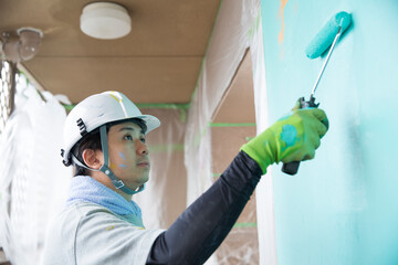 真剣に仕事する若い日本人の塗装業、仕事中の横顔 - obrazy, fototapety, plakaty