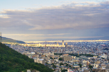 Fototapeta na wymiar 神戸の港町の都市風景を丘の上から撮影