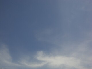 見上げた青空と雲