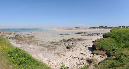 le long de la plage de Pors-Carn en Finistère Bretagne France	