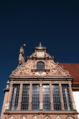 Detailaufnahme des historischen Rathaus im Stil der Weserrenaissance vor blauem Himmel im...