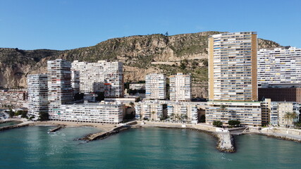 Fototapeta premium Vista aérea de las calitas de la playa de Albufereta de Alicante con la Serra Grosa detrás de los rascacielos.