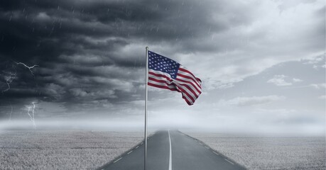 Samenstelling van wuivende Amerikaanse vlag tegen stormachtige lucht en plattelandsweg