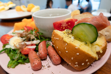 breakfast of sandwich and fruit