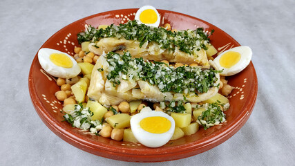 Bacalhau com grão de bico e molho verde
